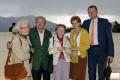 Die Pionierin des Frauenbergsteigens Helma Schimke, Expeditionsfilmer Norman Dyrenfurth, Buhls Frau Eugenie, die Innsbrucker Bürgermeisterin Christine Oppitz-Plörer und Alpenvereinspräsident Dr. Andreas Ermacora am neuen Hermann-Buhl-Platz. Foto: OeAV/Norbert Freudenthaler